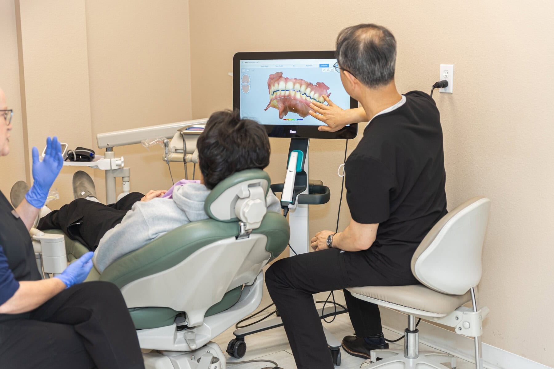 Dr. Yoon reviewing a 3D digital scan with a patient at Blooming Dental